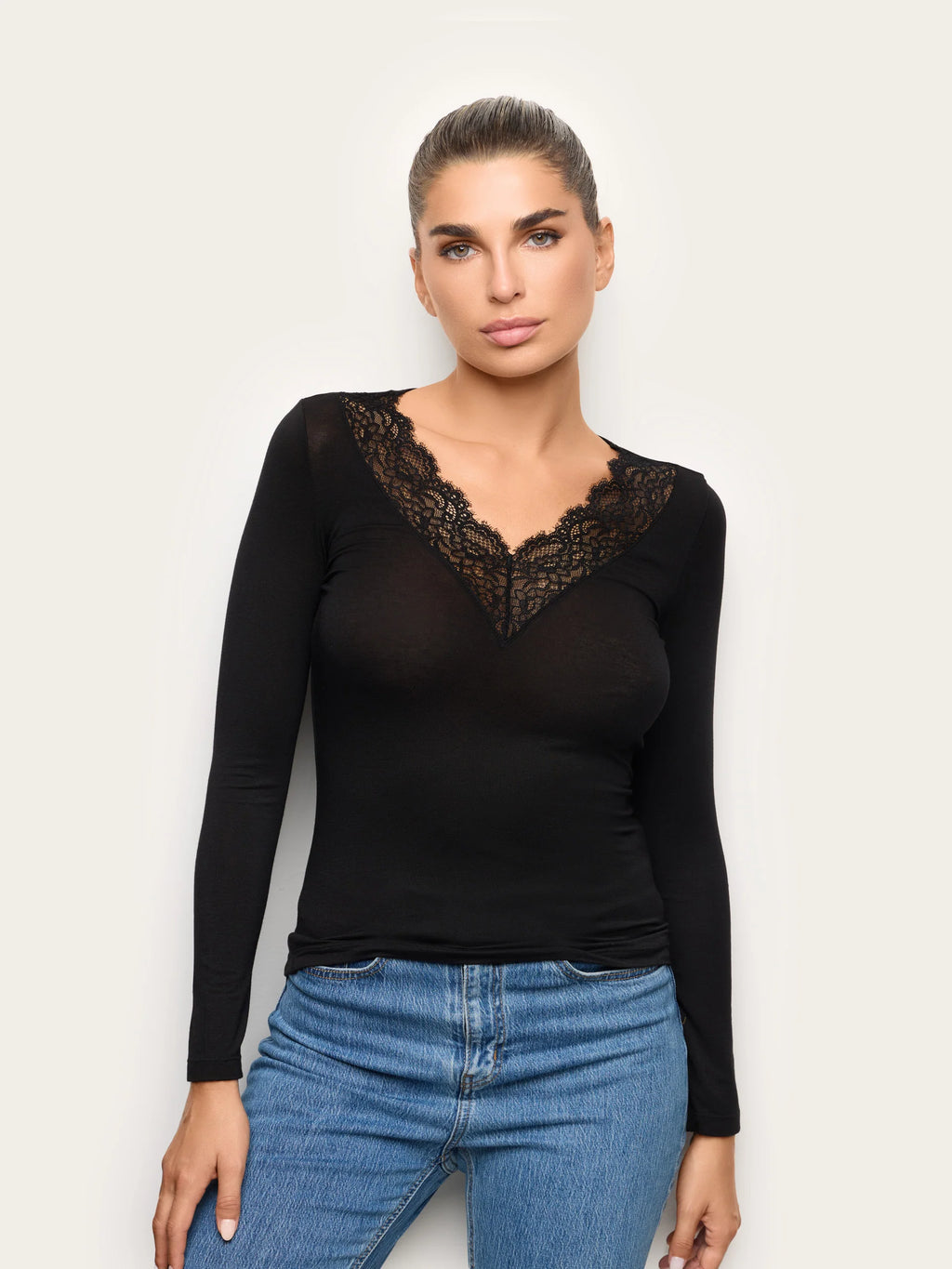 Yamamay Croatia Long-sleeve v neck T-shirt | AMAD193005072_01_4407a2cc-d3ff-4de6-9343-d7df1b21a574.jpg