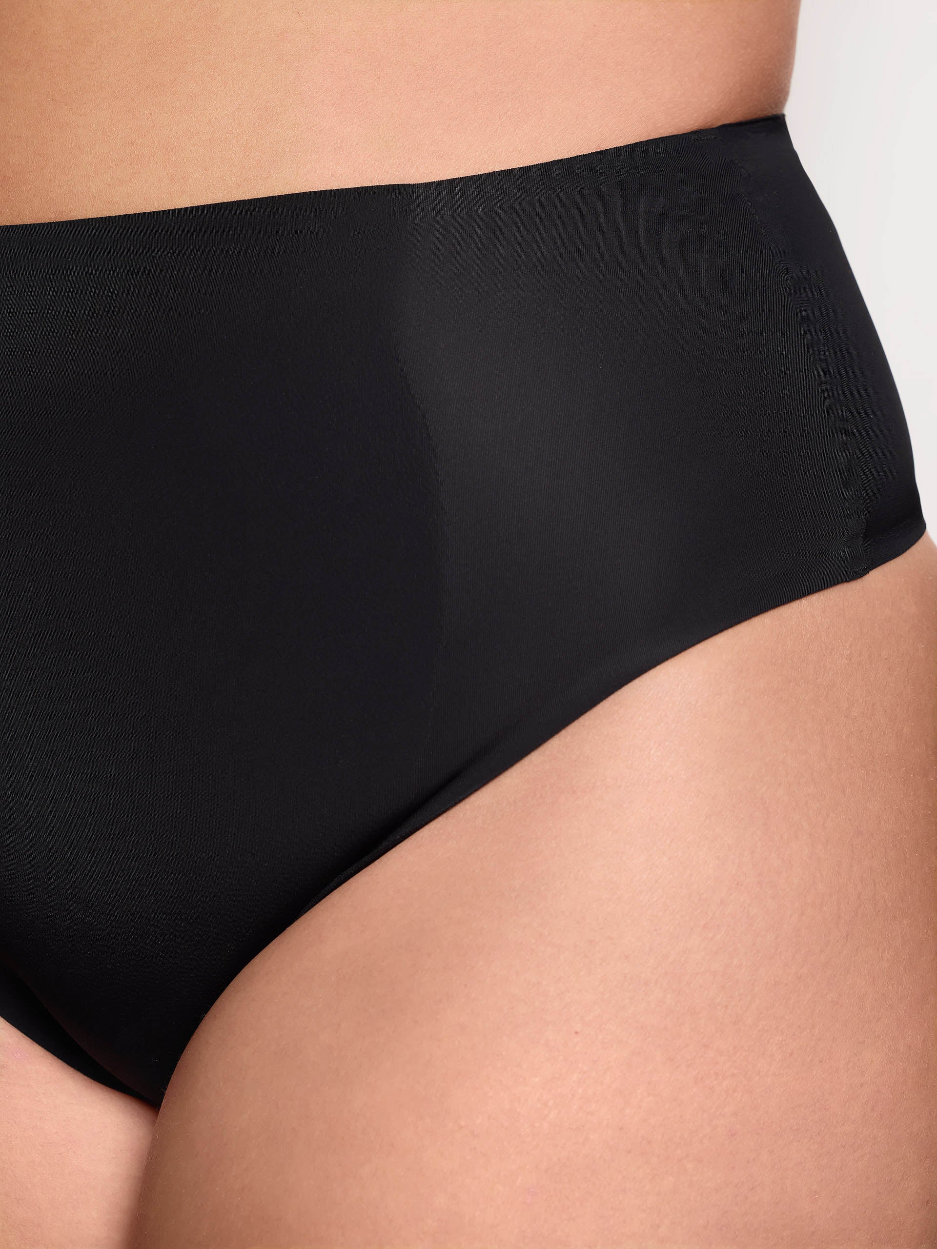SUPERFEINE FORMBANDFORMUNG – Hochgeschnittener, formender String-Slip