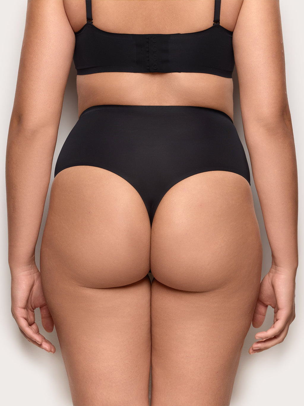 SUPERFEINE FORMBANDFORMUNG – Hochgeschnittener, formender String-Slip
