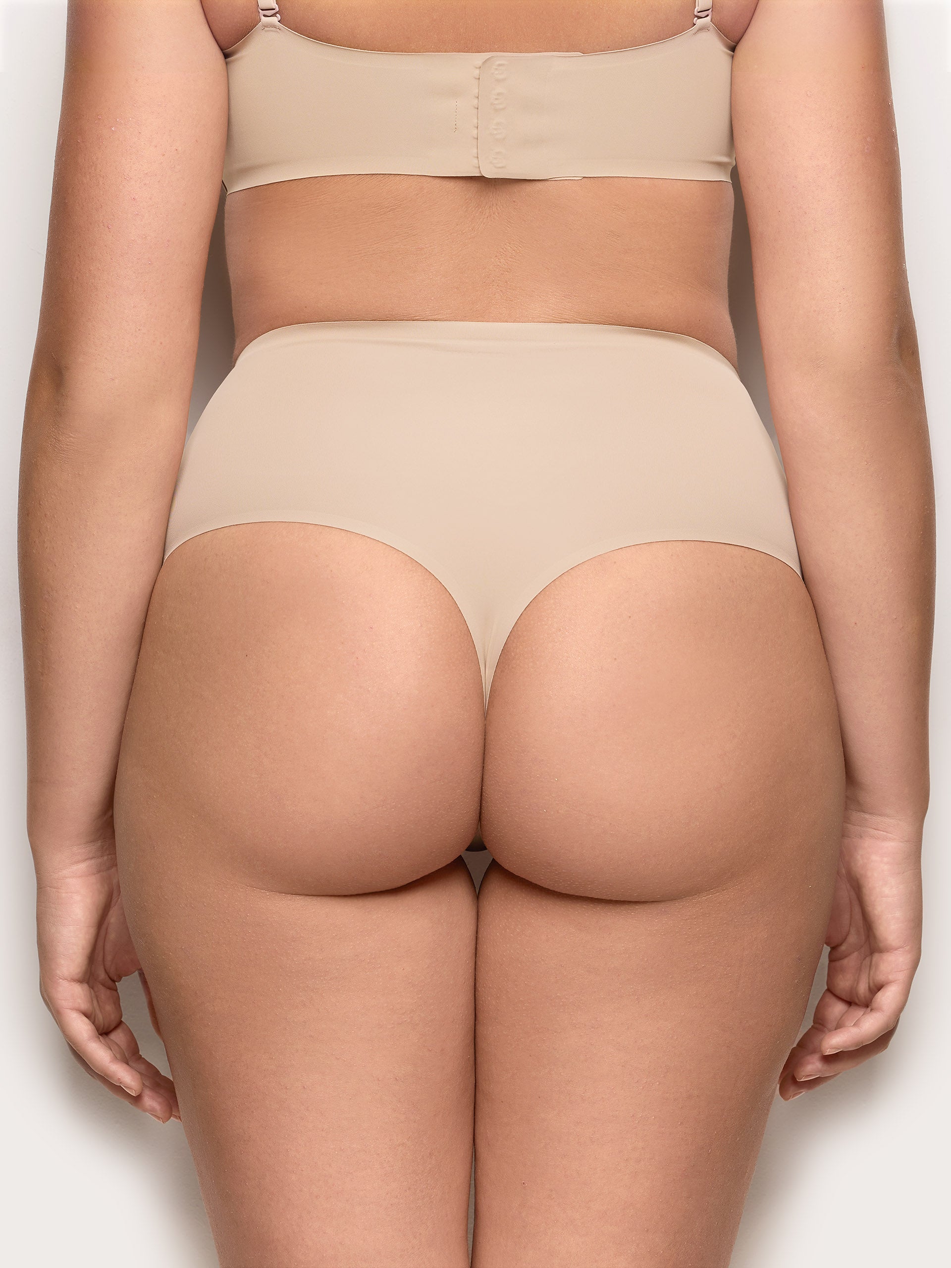 SUPERFEINE FORMBANDFORMUNG – Hochgeschnittener, formender String-Slip
